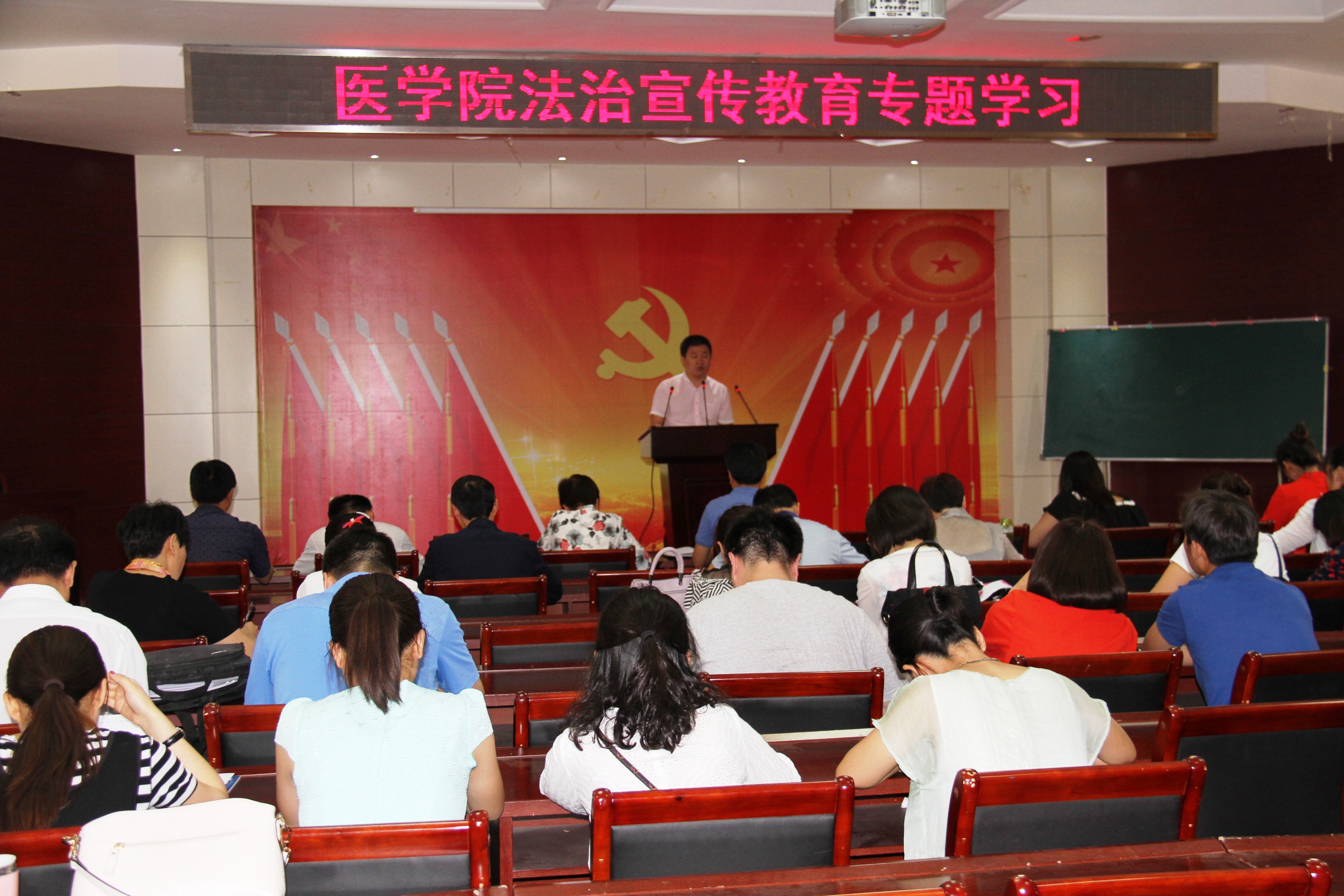 教职工法治教育专题学习照片1.JPG 教职工法治教育专题学习照片1.JPG