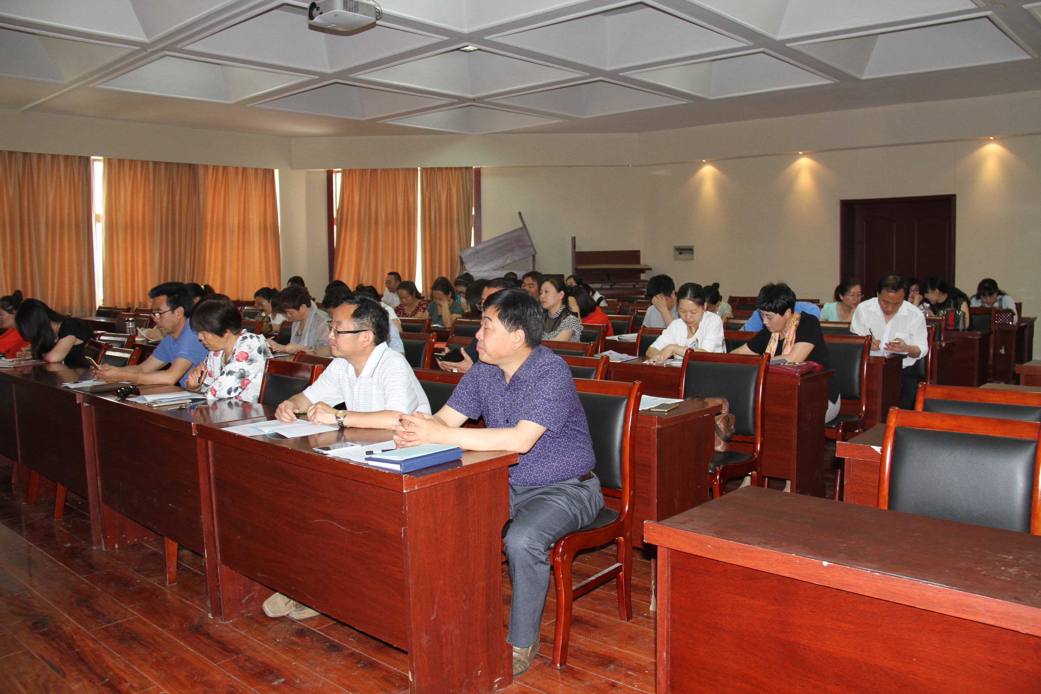 教职工法制教育主题学习照片2.JPG 教职工法制教育主题学习照片2.JPG